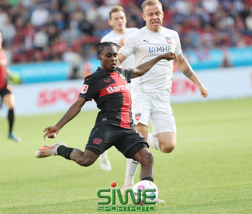 1.Fussball-Bundesliga  :    Bayer 04 Leverkusen--1.FC Heidenheim   5.Spltg. | 24.09.2023; Fussball; GER;  Saison 2023/2024 ; 1.Bundesliga;  5.Spieltag. : 
 Bayer 04 Leverkusen ---1.FC Heidenheim  :    Jeremie Frimpong (30/B04)
nimmt Maß.
DFL REGULATIONS PROHIBIT ANY USE OF PHOTOGRAPHS AS IMAGE SEQENCES AND/OR QUASI-VIDEO. - Realisiert mit Pictrs.com