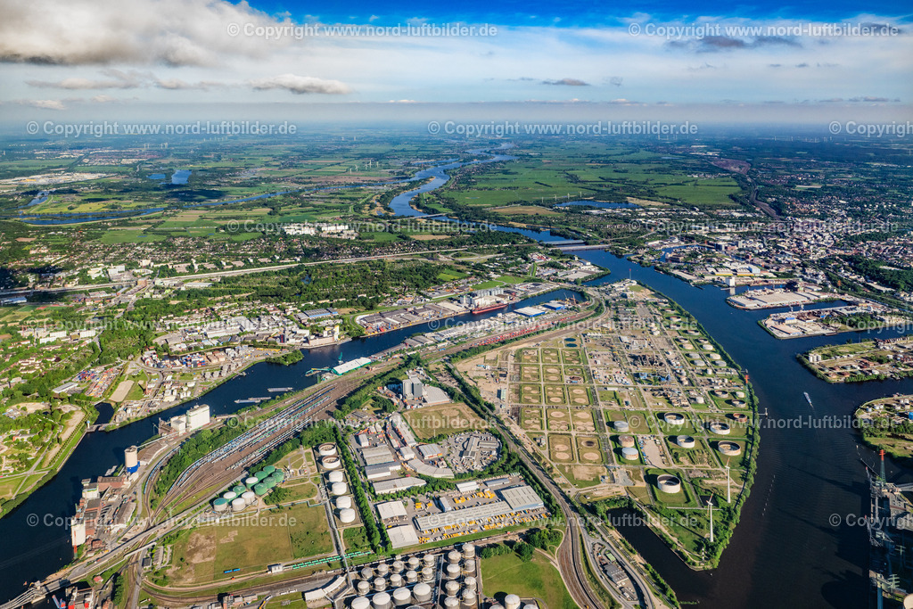 Hamburg_WilhelmsburgELS_0200070524 | HAMBURG 07.05.2024 Gelände zu Kali- und Mineralöl- Umschlag mit Tanks und Industrieanlagen am Hohe Schaarhafen in Hamburg. // Premises for mineral oil storage with tanks and industrial facilities on Hohe Schaarhafen in Hamburg, Germany. Foto: Martin Elsen