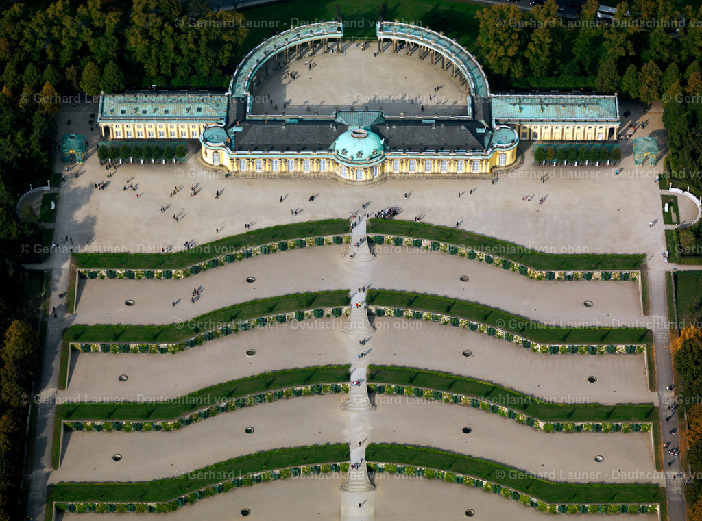 3069231 | Schloss Sanssouci (französisch: ohne Sorgen) liegt im östlichen Teil des Parks Sanssouci und ist eines der bekanntesten Hohenzollernschlösser der brandenburgischen Landeshauptstadt Potsdam. Nach eigenen Skizzen ließ der preußische König Friedrich II. in den Jahren 1745 bis 1747 ein kleines Sommerschloss im Stil des Rokoko errichten.