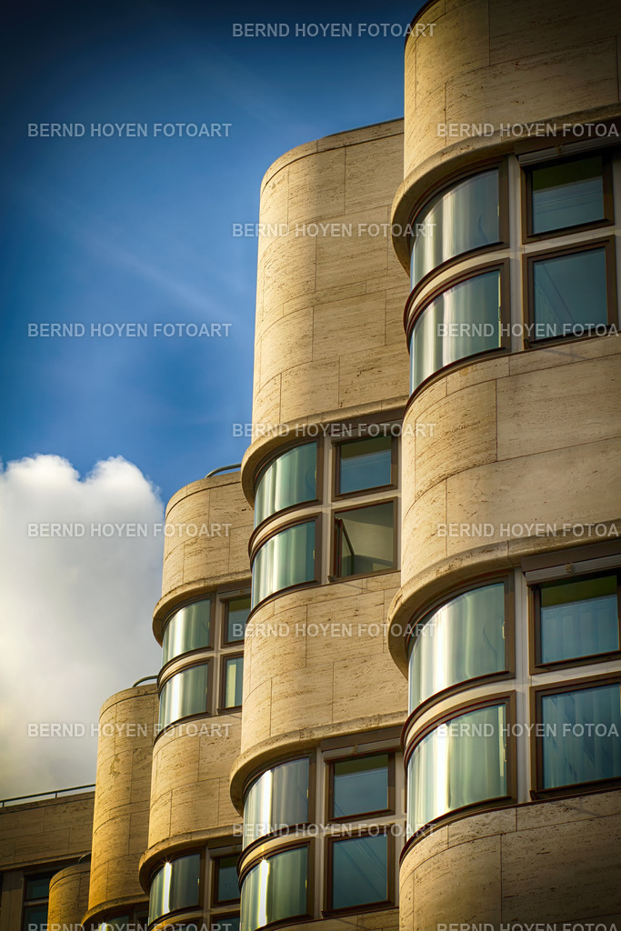 curvy windows | Foto einer modernen Hausfassade in Berlin, Deutschland. Die Aufnahme der Fenster des Shell-Hauses in Berlin Tiergarten habe ich digital nur ein wenig nachbearbeitet. | Photo of a modern house façade in Berlin, Germany. I only digitally reworked the shot of the windows of the Shell House in Berlin Tiergarten a little. - Realisiert mit Pictrs.com