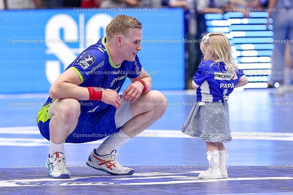 Gum30042601194 | 30.04.2026, Handball, 1. HBL, VfL Gummersbach - Frisch Auf! Göppingen, Saison 2025 / 2026 Herren, Schwalbe-Arena: Ellioi Snaer Vioarsson (VfL Gummersbach #04) mit Nachwuchs auf dem Spielfeld 