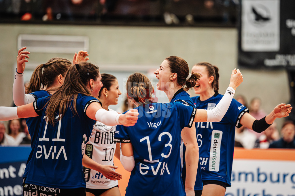 Volleyball | Frauen | Saison 2025/2026 | Volleyball Bundesliga | ETV Hamburger Volksbank Volleys vs. Binder Blaubären TSV Flacht | 06.12.2025 | Jubel Flacht, im Fokus Lizzy Irine Lobzhanidze (#15, Binder Blaubären TSV Flacht)