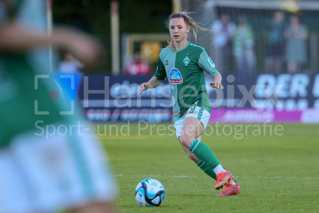 Fussball, Google Pixel Frauen-Bundesliga, SV Werder Bremen - VfL Wolfsburg | v.li.: Michelle Weiß (SV Werder Bremen, 8) am Ball, Einzelbild, Ganzkörper, Aktion, Action, Spielszene, DIE DFB-RICHTLINIEN UNTERSAGEN JEGLICHE NUTZUNG VON FOTOS ALS SEQUENZBILDER UND/ODER VIDEOÄHNLICHE FOTOSTRECKEN. DFB REGULATIONS PROHIBIT ANY USE OF PHOTOGRAPHS AS IMAGE SEQUENCES AND/OR QUASI-VIDEO.