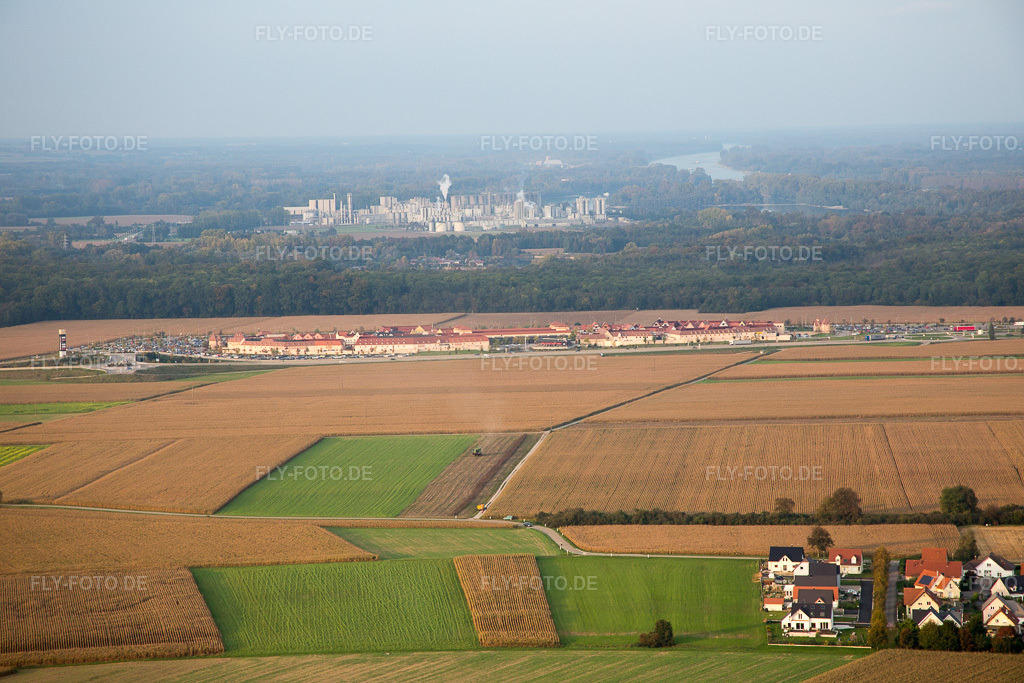Luftbild: Roppenheim, Style outlet center in Fort-Louis im Bundesland Bas-Rhin in Frankreich. – Foto: IMG_074368.jpg vom 04.10.2014 durch Werner Riehm/FLY-FOTO.de – Auflösung des Originals: 5472 x 3648 px