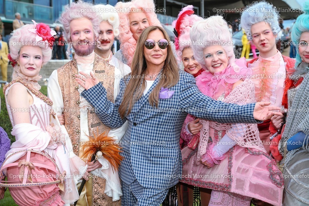 HanPromi24082500030 | 2025.08.24, Promis beim Audi-Ascot-Renntag auf der Galopprennbahn Neue Bult in Hannover. Die Gäste genießen die elegante Atmosphäre beim Pferderennen. Simone Thomalla (Schauspielerin) zwischen den Darstellern der Staatsoper Hannover