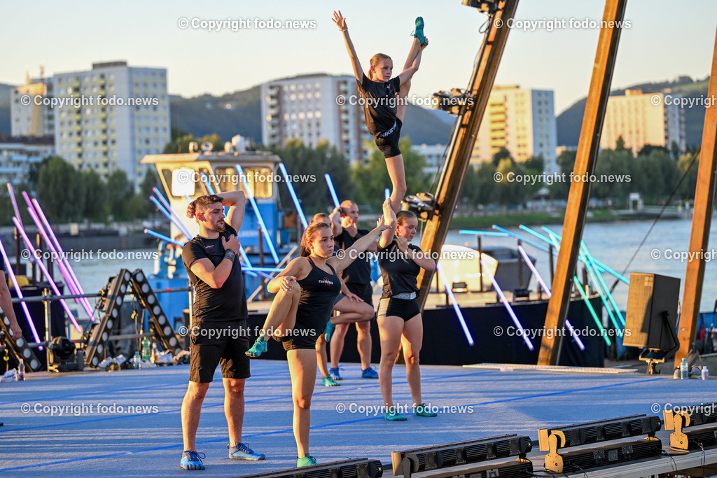 Klangwolke 2023_ Vorbereitung_ 06.09.2023-11 | 06.09.2023, Linz, AUT, Donaulaende Linz, Vorbereitung zur Klangwolke 2023, im Bild The Freaks (Akrobatikgruppe)
