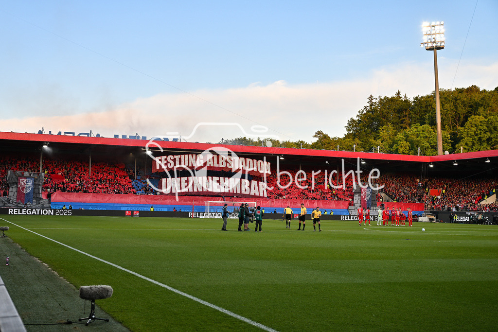 1. FC Heidenheim - SV Elversberg 07 | Die Fans der Hausherren haben zu Spielbeginn eine Choreo vorbereitet / Ultras / Choreographie / Relegation Bundesliga: 1. FC Heidenheim - SV Elversberg 07, Voith-Arena am 22.05.2025 / DFL REGULATIONS PROHIBIT ANY USE OF PHOTOGRAPHS AS IMAGE SEQUENCES AND/OR QUASI-VIDEO / BLD / ZDF