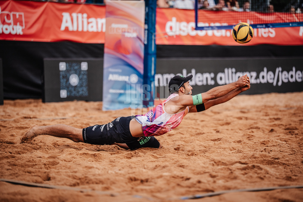 Beachvolleyball | Männer | Allianz German Beach Tour 2025 | Tourstop München | 11.07.2025 | Kim Huber springt zum Ball