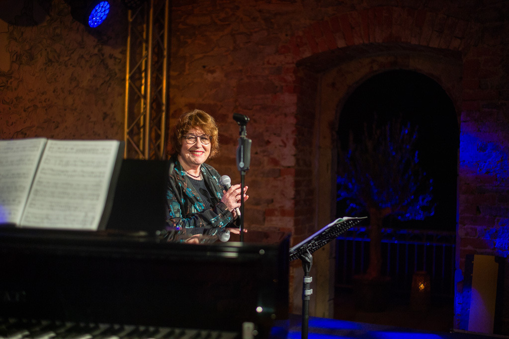 Uschi Brüning | Uschi Brüning im Forte Belvedere Leisnig zum Festival Hallo Leisnig 2022. - Realisiert mit Pictrs.com