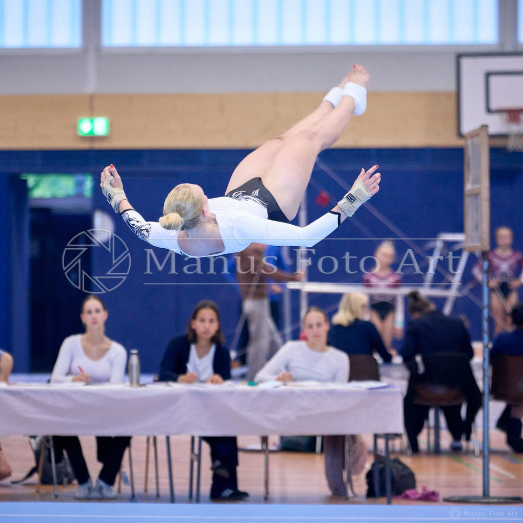 2024-10-06-3-C-DSC01069 | Professionelle Sportfotografie in Hamburg, Schleswig-Holstein und Niedersachsen – spezialisiert auf Rhönrad, Geräteturnen, Leistungsturnen und rhythmische Sportgymnastik. Bundesweite Begleitung von Rhönrad-Events. Jetzt Sport-Fotos - Realisiert mit Pictrs.com