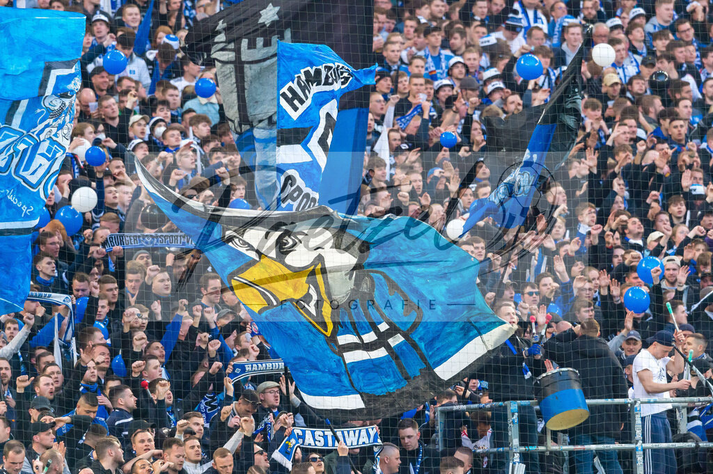 HSVSCF20220419_257 | Fussball, Herren: . Fans von Hamburger SV beim DFB-Pokal-Halbfinalspiel zwischen Hamburger SV und SC Freiburg im Volksparkstadion am 19.04.2022 in Hamburg, Deutschland.DFB / DFL REGULATIONS PROHIBIT ANY USE OF PHOTOGRAPHS AS IMAGE SEQUENCES AND/OR QUASI-VIDEO. - Realisiert mit Pictrs.com