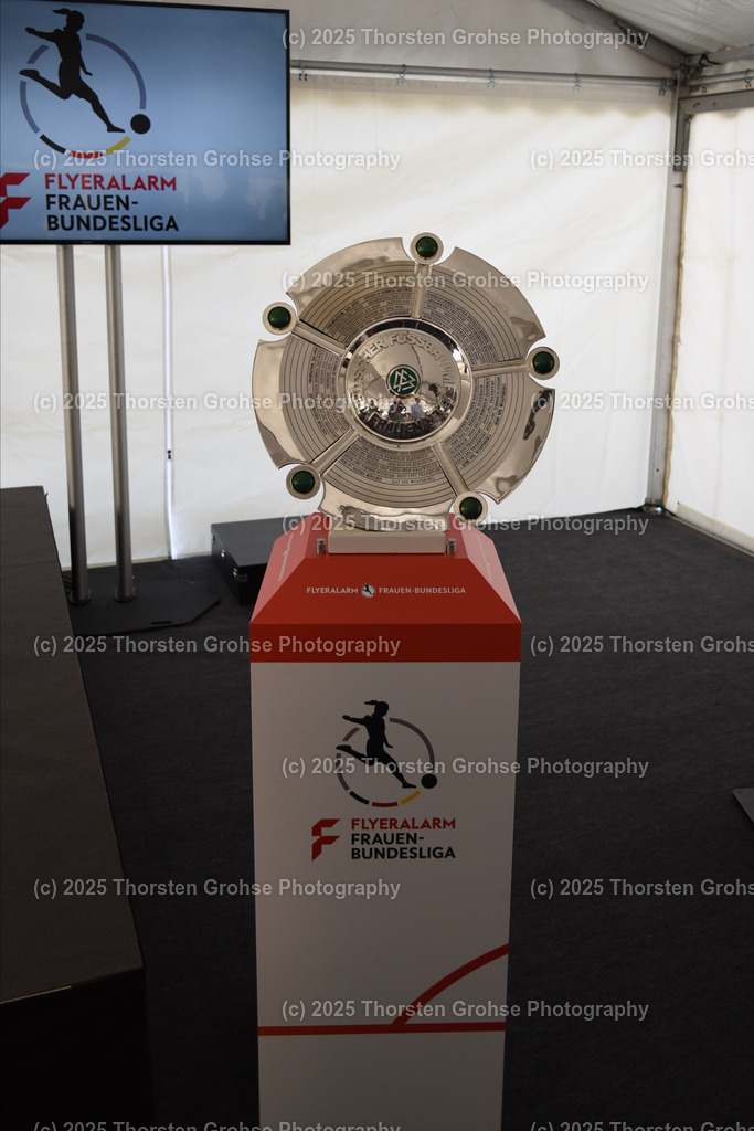 Season opening 16.08.2019 Football Women league | Talk round before the season opening 16.08.2019 Football Women league in Frankfurt Germany. 

Image: champions cup 2019 2020 female football Germany - Realisiert mit Pictrs.com