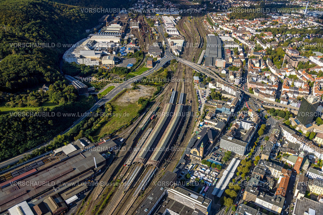 Hagen241005372 | Luftbild, Hauptbahnhof Hbf mit überdachten Bahnsteigen und Bahnhofsvorplatz, Marktstände auf dem Vorplatz, Mittelstadt, Hagen, Ruhrgebiet, Nordrhein-Westfalen, Deutschland