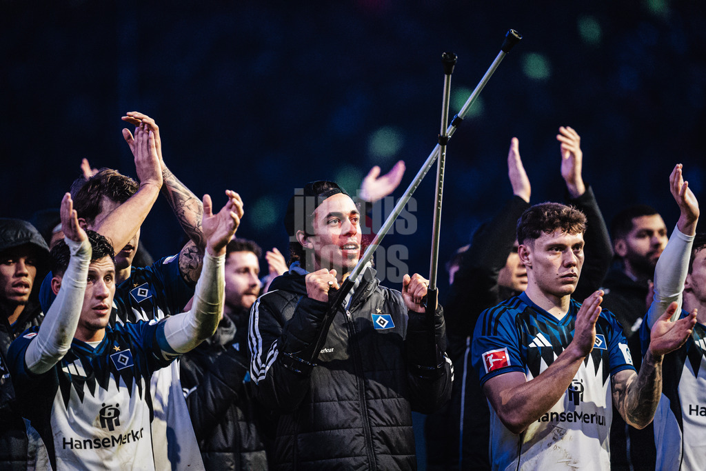 Fußball | Männer | Saison 2025/2026 | 1. Fußball-Bundesliga | 15. Spieltag | Hamburger SV vs. Eintracht Frankfurt | 20.12.2025 | Yussuf Poulsen (#15, HSV) mit seinen Krücken nach dem Spiel