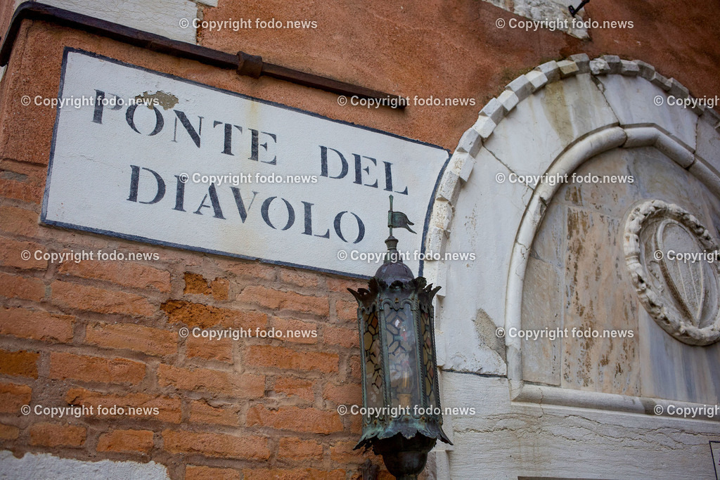 Italien_ Venedig_ 16.02.2024-4 | 16.02.2024, Italien, ITA, Venetien, Venedig, im Bild Venedig, Stadtansichten, Touristen, Reisefeature, venezianisch, Reise, Venedig, Venezia, Venetien, Stadtansicht, Campanile, Canale Grande, Markusplatz, Markuskirche, Touristen, Gondel, Gondolere, Faehre, Motorboot, Wassertaxi, Vaporetto, Adria, Lagune, Pfahlbauten, Bruecke, Rialtobruecke, La Gondola, Dogenpalast, Italien, Hochwasser, Creativ, Kreativ