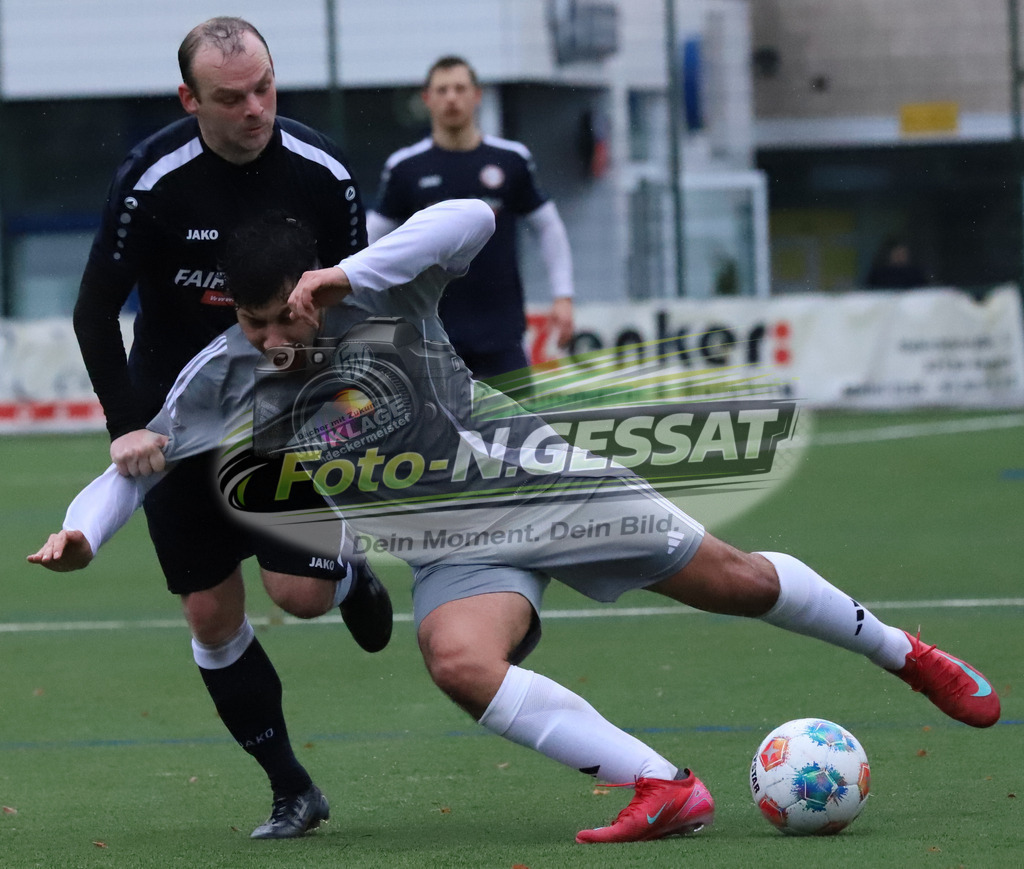 SV Enger-Westerenger - VfL Holsen | Auf dem Bild zu sehen: Grau SV Enger-Westerenger: Abdullah Solak ; Schwarz VfL Holsen: Marc Schendzielorz SC Bünde, VfL Holsen, Saison 25/26, Kreisliga A, Deutschland - Realisiert mit Pictrs.com