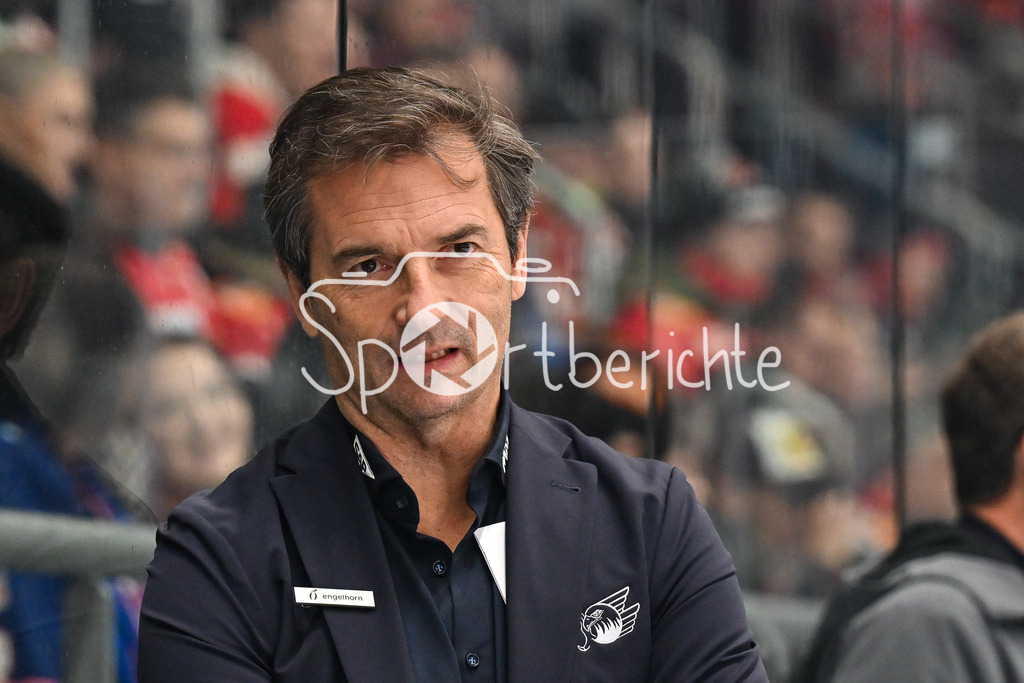 Augsburger Panther - Adler Mannheim | AUGSBURG, GERMANY - 28. DECEMBER: im Bild Dallas EAKINS Trainer Adler Mannheim / Einzelfoto / Freisteller während dem Match zwischen den Augsburger Panthern und den Adler Mannehim am 33. Spieltag der Penny DEL im Curt Frenzel Stadion