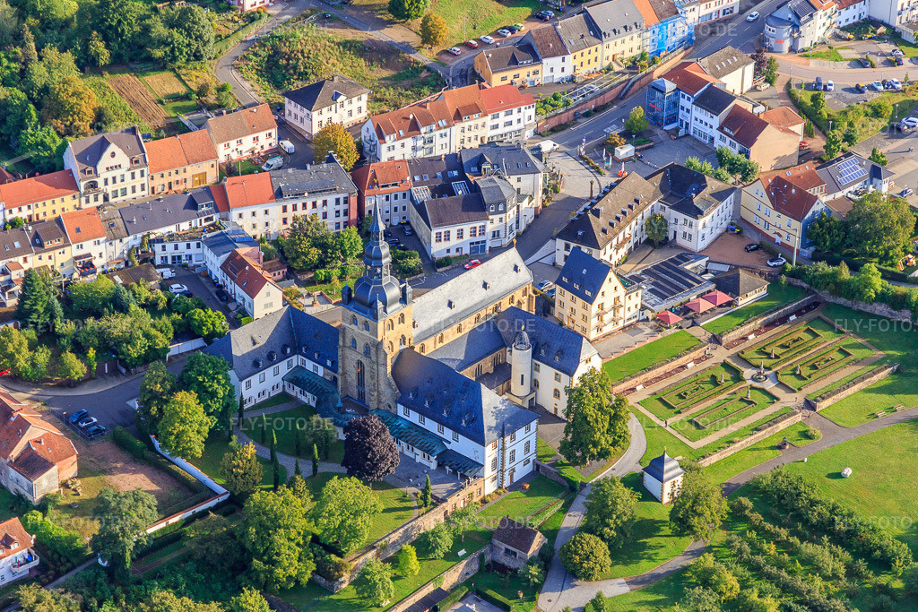Luftbild: Benediktinerabtei St. Mauritius Tholey mit Abteikirche und Klostergarten von Südwesten in Tholey im Bundesland Saarland in Deutschland. – Foto: IMG_149678.jpg vom 06.09.2025 durch Werner Riehm/FLY-FOTO.de – Auflösung des Originals: 5358 x 3572 px – Abtei Tholey – Klostergarten - Gemeinde Tholey