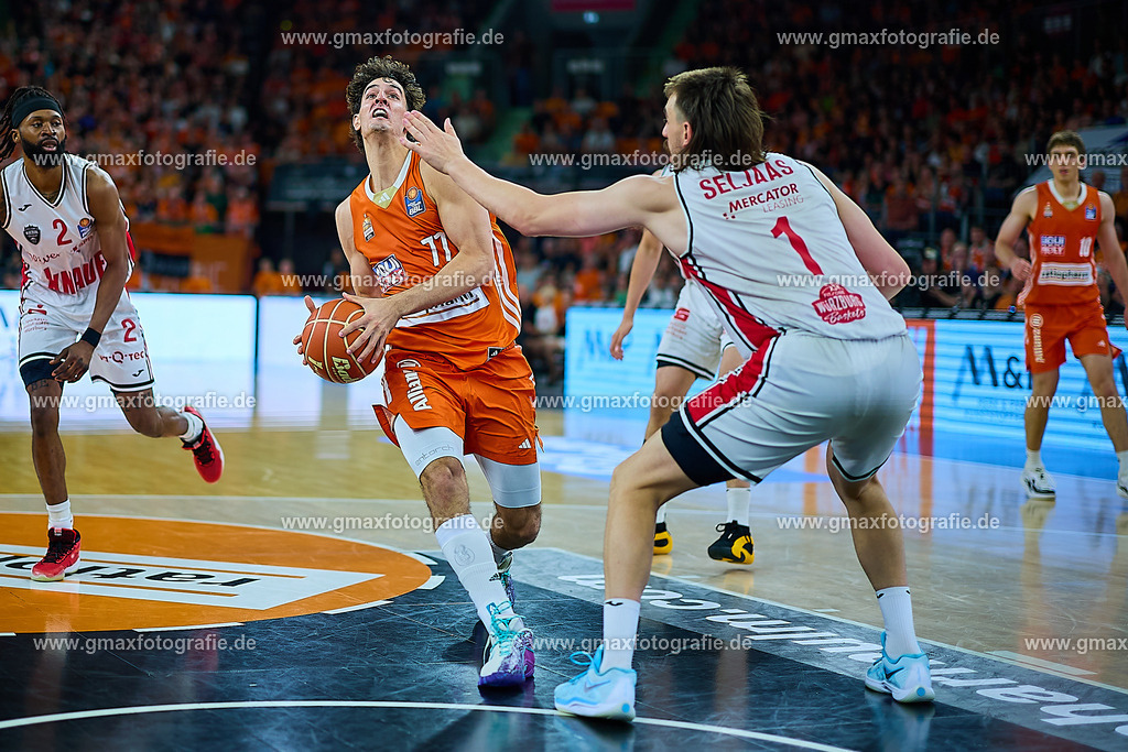GER, ratiopharm ulm gegen FIT/ONE Würzburg Baskets, Basketball, 5. PlayOff, Halbfinale, EasyCredit Bundesliga, Spielzeit 2024/2025, 12.06.2025 | Ben Saraf (ratiopharm ulm, #77) im Angriff gegen Zac Seljaas (FIT/ONE Baskets Wuerzburg, #01)GER, ratiopharm ulm gegen FIT/ONE Würzburg Baskets, Basketball, 5. PlayOff, Halbfinale, EasyCredit Bundesliga, Spielzeit 2024/2025, 12.06.2025Foto: Eibner-Pressefoto/Gerald Oelze-de Stoppany