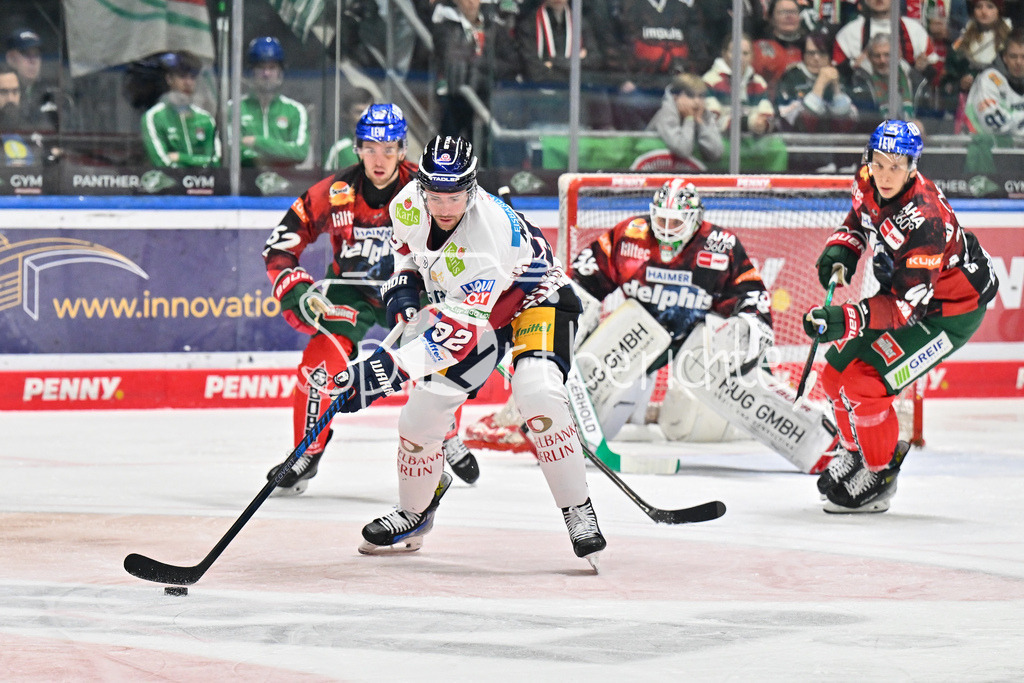 Augsburger Panther - Eisbären Berlin | am Puck Marcel NOEBELS (Eisbaeren Berlin #92) / DEL: Augsburger Panther - Eisbaeren Berlin, Curt Frenzel Stadion am 31.10.2024