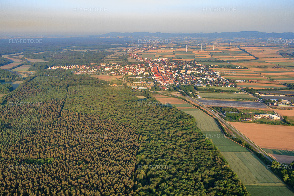 Luftbild: Stadtansicht am Morgn von Osten in Kandel im Bundesland Rheinland-Pfalz in Deutschland. Foto: IMG_64792.jpg vom 18.05.2014 durch Werner Riehm/FLY-FOTO.de