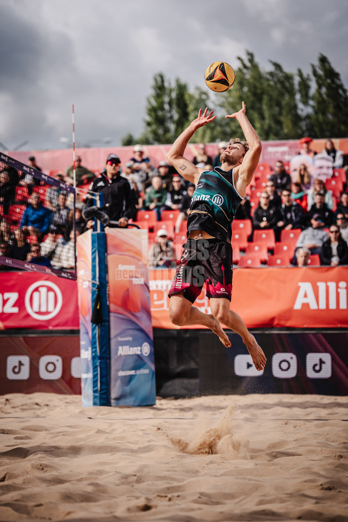 Beachvolleyball | Männer | Allianz German Beach Tour 2025 | Tourstop Berlin | 23.08.2025 | Sprungzuspiel von Eric Stadie-Seeber