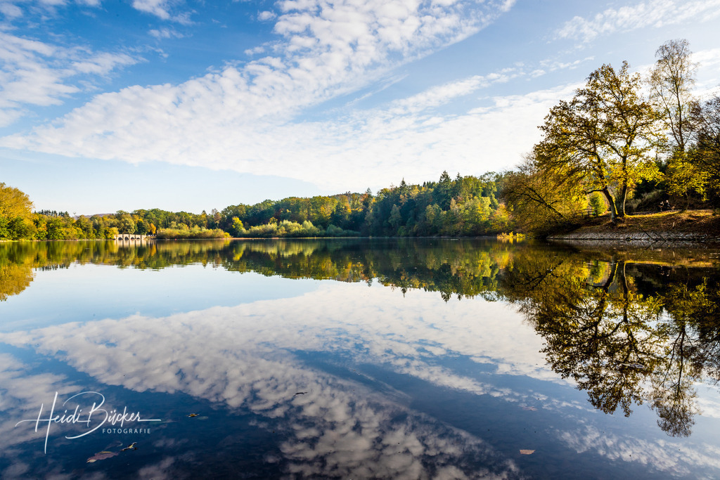 Blick über den Möhnesee zur Wameler Brücke | Der Möhnesee liegt am Rand des Sauerlandes, zwischen Soester Börde und Arnsberger Wald - Realisiert mit Pictrs.com
