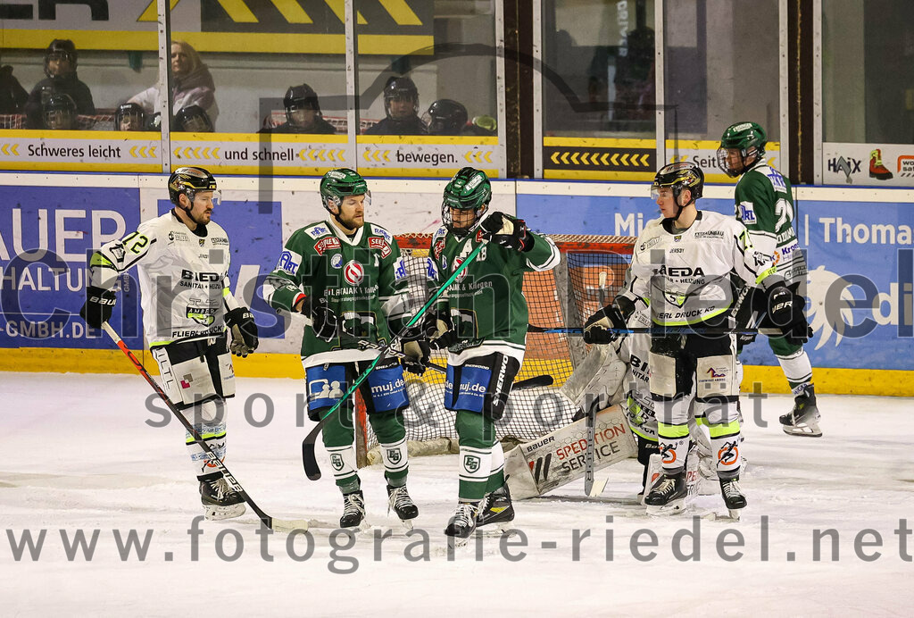 2024-02-02_063_TSV_Erding_gegen_ERSC_Amberg | Erding, Deutschland, 02.02.2024:
Eishockey, Bayernliga Vorrunde 2023 / 2024, 30. Spieltag, TSV Erding gegen ERSC Amberg, Endergebnis: 1:0

Elias Maier (Erding Gladiators, #15), Daniel Krzizok (Erding Gladiators, #18)

Foto: Christian Riedel / fotografie-riedel.net