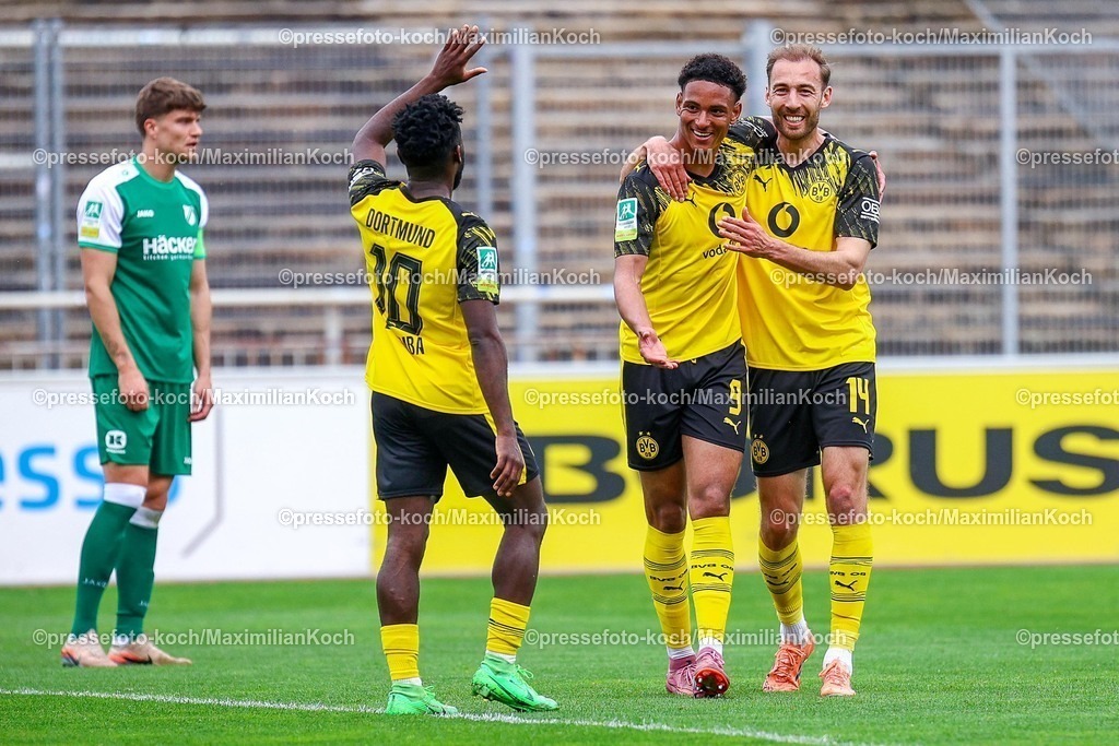 xsefx18042601011 | 18.04.2026, xsefx, Fußball, Regionalliga West, Borussia Dortmund II (U23) - SV Rödinghausen, 30. Spieltag, Stadion Rote Erde, Saison 2025 2026:  Michael Eberwein freut sich mit Bennedikt Wüstenhagen DFB regulations prohibit any use of photographs as image sequences and or quasi-video. Photo: xSabinexEffgenxPressefotoKochx