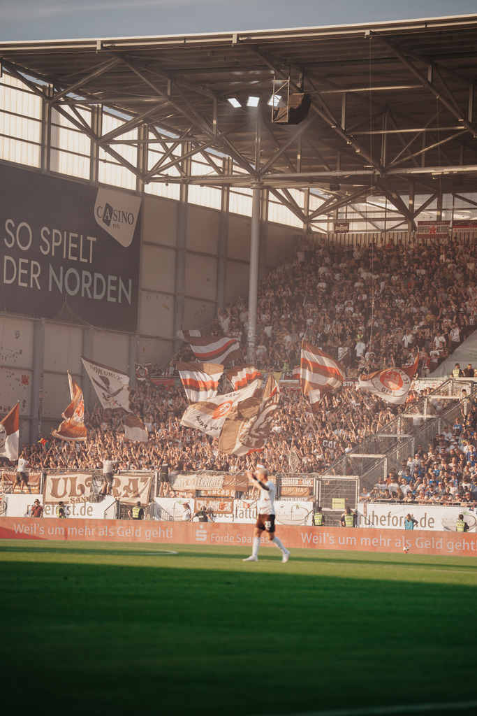FCS08187 | Der offizielle Shop für FC St. Pauli Fotos. Wähle aus Spielszenen & Fanmomenten dein FCSP Wunschformat. Wir liefern Millerntor-Atmosphäre.
