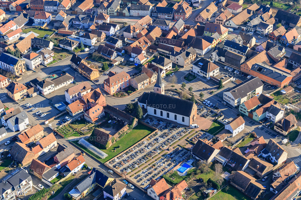 Vue aérienne: Cimetière communal Mommenheim et Eglise Catholique à Mommenheim dans le département Bas Rhin, France – .Photo: IMG_097621.jpg prise le 16/03/2017 par Werner Riehm/FLY-FOTO.eu – Résolution de l'original: 4897 x 3265 px
