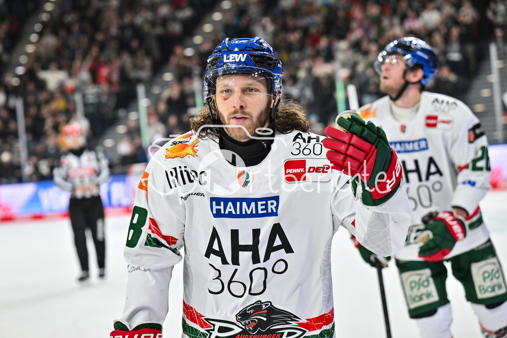 EHC RB München - Augsburger Panther | MUNICH, GERMANY - 30. DECEMBER:  Jubel der Gäste nach dem Ausgleich zum 2-2 durch Anthony LOUIS (Augsburger Panther 18) / Tor / Torschuetze / Freude / Happy während dem Match zwischen dem EHC Red Bull München und den Augsburger Panthern am 34. Spieltag der Penny DEL im SAP Garden