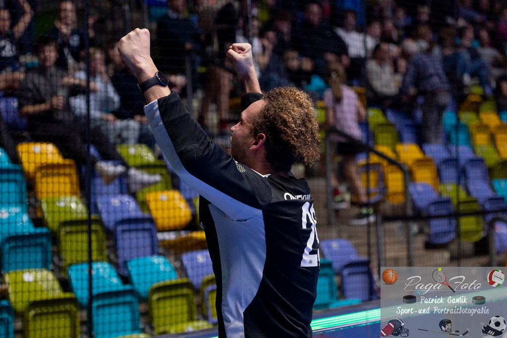 Volvo E.R.B. Final 4 Halbfinale Männer: TSV Mannheim Hockey - Crefelder HTC, 25.01.2025 | Joshua William Onyekuwe Nnaji (Crefelder HTC #29) jubelt Richtung Fans, TSV Mannheim Hockey - Crefelder HTC, Frankfurt, Süwag Arena, 25.1.2025 - Realized with Pictrs.com