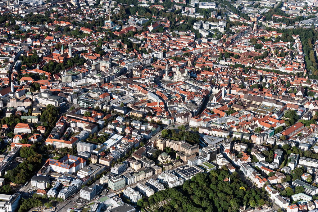 dr__0075864.jpg | AUGSBURG 02.09.2021 Altstadtbereich und Innenstadtzentrum in Augsburg im Bundesland Bayern, Deutschland. // Old Town area and city center in Augsburg in the state Bavaria, Germany. Foto: Daniel Reiter