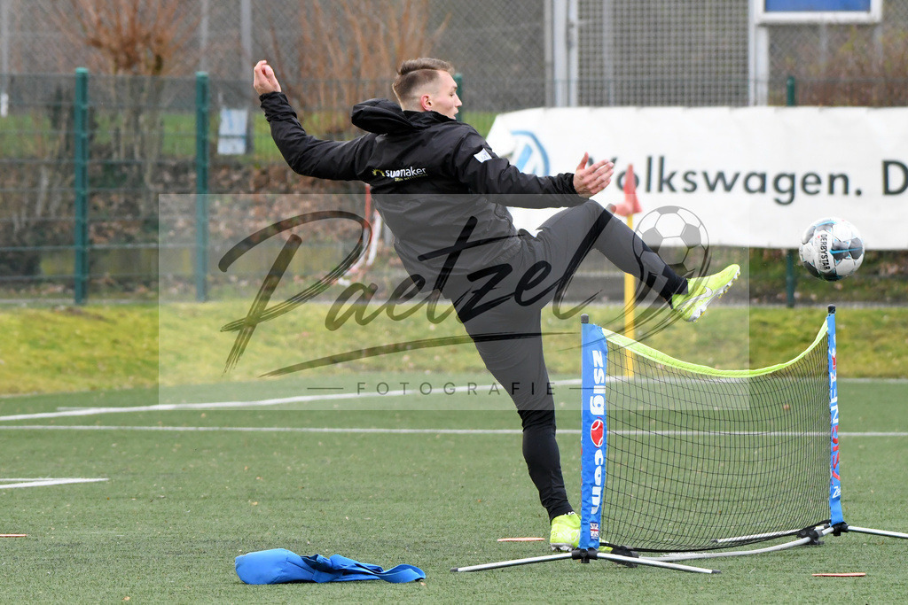 20200131_TRAOSN_0049 | Fußball, Herren: Sven Koehler (VfL Osnabrueck) in Aktion, am Ball, Einzelaktion waehrend der Trainingseinheit des VfL Osnabrueck im Sportpark Illoshoehe am 31.01.2020 in Osnabrueck, Deutschland. - Realisiert mit Pictrs.com