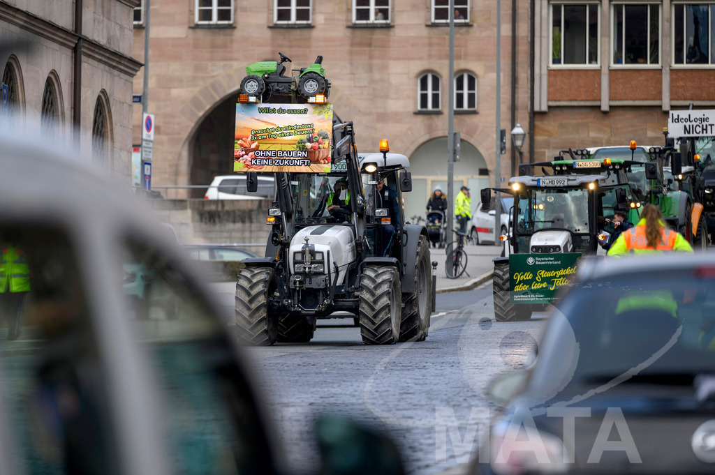 _DWA4158 | Bauerndemo gegen Agrarpolitik der Bundesregierung  auf dem Straße Obstmarkt und Hauptmarkt . Nürnberg, 08.01.2024 - Realisiert mit Pictrs.com