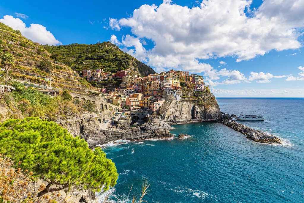 Blick auf Manarola an der Mittelmeerküste in Italien | Blick auf Manarola an der Mittelmeerküste in Italien.