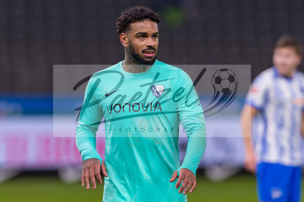 HERBOC20220204_302 | Fussball, Herren: Juergen Locadia (VfL Bochum) schaut bei dem Spiel der 1. Bundesliga zwischen Hertha BSC und VfL Bochum im Olypiastadion am 04.02.2022 in Berlin, Deutschland.DFB / DFL REGULATIONS PROHIBIT ANY USE OF PHOTOGRAPHS AS IMAGE SEQUENCES AND/OR QUASI-VIDEO. - Realisiert mit Pictrs.com