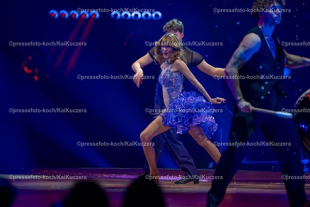 xKKUx15112501085 | 15.11.2025, xkkux, Düsseldorf, Let's Dance die Tour 2025 im PSD Bank DOME. Valentin Lusin tanzt zusammen mit Schlager-Sängerin Ella Endlich (geb. Jacqueline Zebisch)