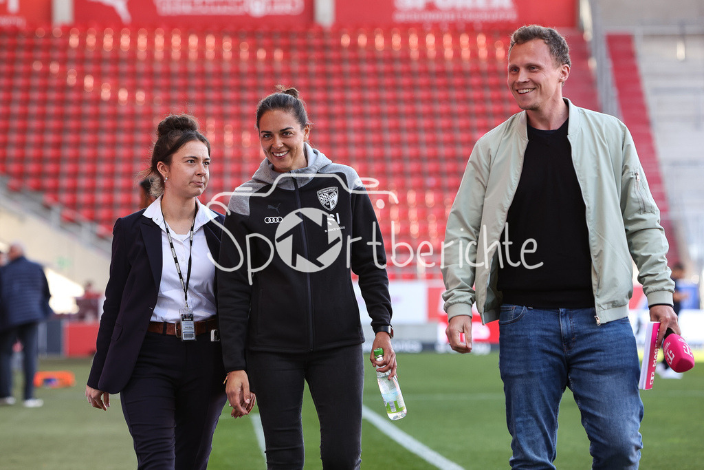 FC Ingolstadt - SV Waldhof Mannheim | v. l. Kristina RICHTER / FC Ingolstadt Trainerin Sabrina WITTMANN und Alexander KUEPPER