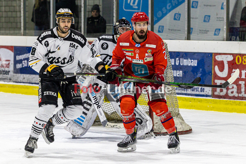 EC Peiting vs EV Füssen | Eishockey Oberliga Süd 2023/2024, EC Peiting vs EV Füssen, 20240112,
Duell zwischen Lukas GOHLKE (ECP 22) und Nicolas JENTSCH (EVF 28),
2024-01-12 in Peiting (Eisstadion)
22 Lukas GOHLKE (ECP 22), 28 Nicolas JENTSCH (EVF 28), 32 Clemens WIEDEMANN (EVF Goali 32)
Copyright: WolfgangxLindner foto-lindner.de