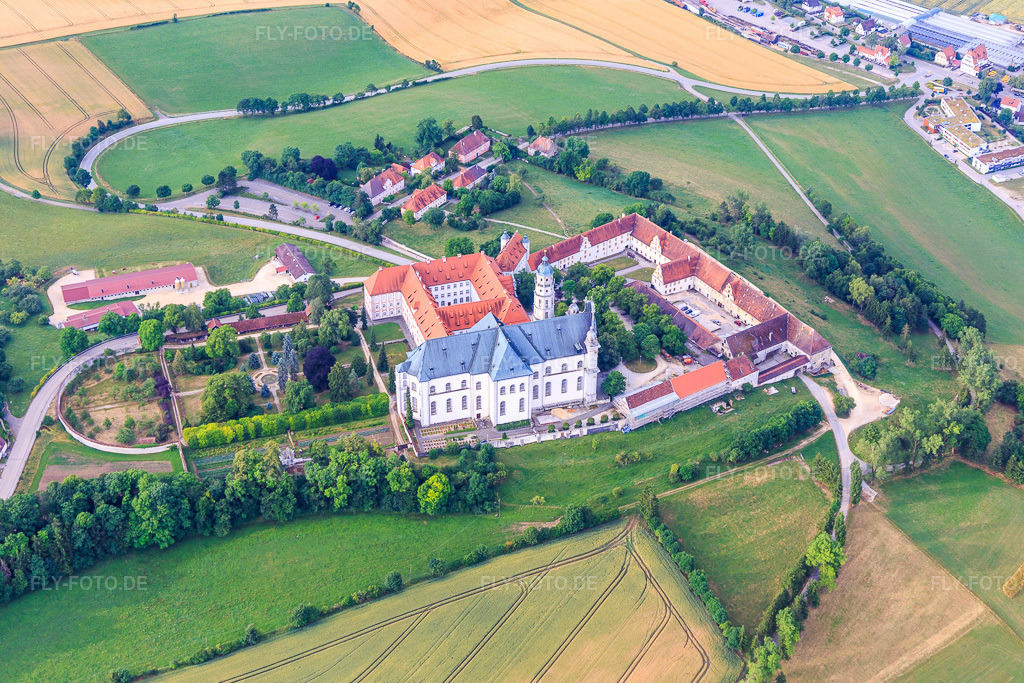 Luftbild: Abtei Neresheim mit Friedhof und Abteikirche St. Ulrich und Afra in Neresheim im Bundesland Baden-Württemberg in Deutschland. Foto: IMG_101618.jpg vom 08.07.2017 durch Werner Riehm/FLY-FOTO.deAbtei Neresheim - Benediktinerabtei Neresheim - Besuchen Sie uns vor Ort, feiern Sie mit uns Gottesdienste und lernen Sie das Leben im Kloster kennen