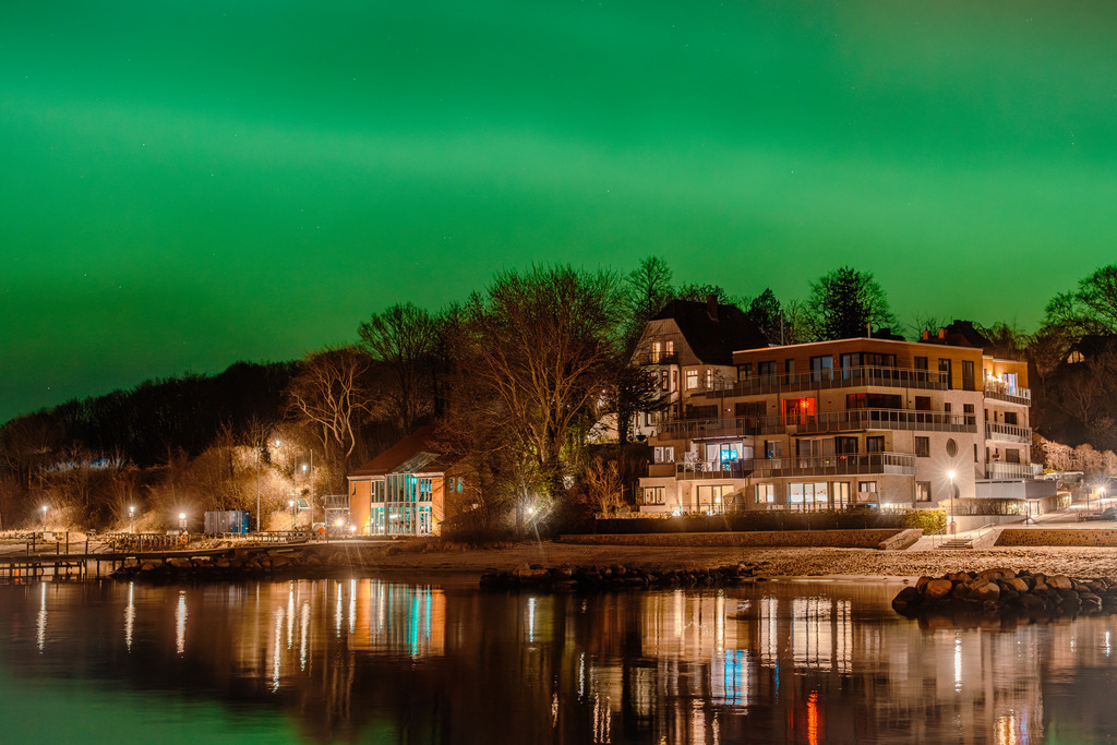 Polarlicht Mönkeberg_1 | Entdecken Sie hochwertige Fotoprodukte für Ihr Zuhause, Büro oder als besonderes Geschenk.rpixel.de bietet Ihnen exklusive Fotografien aus den Bereichen Natur, Landschaft und Motiven vom Meer.Einfach direkt im Online-Shop bestellen. - Realisiert mit Pictrs.com
