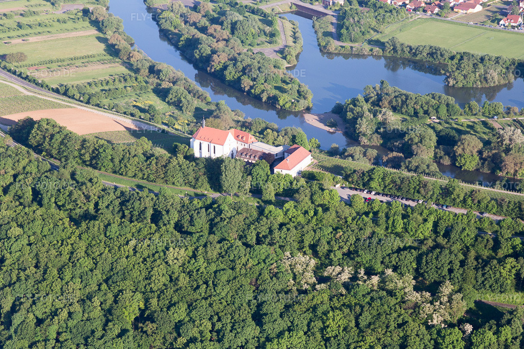 Luftbild: Mainhang an der Vogelsburg und Kirche Mariä Schutz im Ortsteil Escherndorf in Volkach im Bundesland Bayern in Deutschland. Foto: IMG_100332.jpg vom 27.05.2017 durch Werner Riehm/FLY-FOTO.de