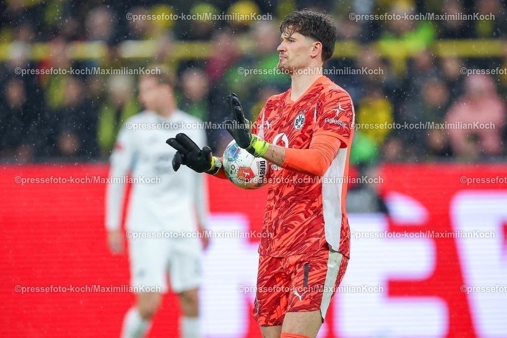 BVB07122501097 | 07.12.2025, Fußball, Borussia Dortmund - TSG 1899 Hoffenheimt, 1. Fußball Bundesliga, 13. Spieltag, Signal Iduna Park, Saison 2025 2026: Torwart Oliver Baumann&nbsp;(TSG Hoffenheim #01) gestikulierend auf dem Spielfeld   DFB regulations prohibit any use of photographs as image sequences and or quasi-video.