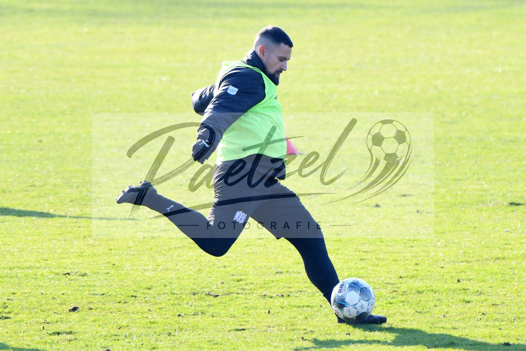 20200207_TRAOSN_0029 | Fußball, Herren: Marcos Alvarez (VfL Osnabrueck) in Aktion, am Ball, Einzelaktion waehrend der Trainingseinheit des VfL Osnabrueck im Sportpark Illoshoehe am 07.02.2020 in Osnabrueck, Deutschland. - Realisiert mit Pictrs.com