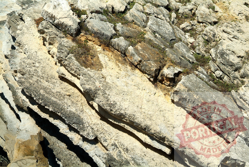 Rock formation showing natural geologic strata texture | Rock formation with visible layers and cracks, displaying geologic strata and natural texture - Realisiert mit Pictrs.com