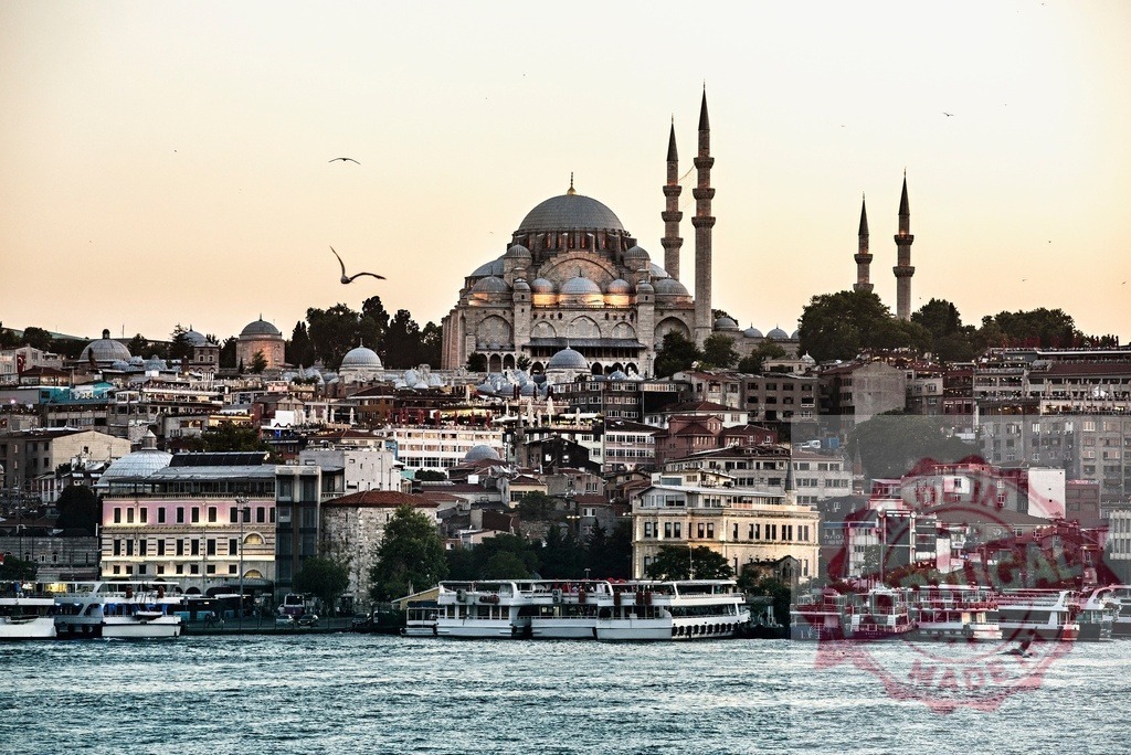 Süleymaniye Mosque and Istanbul cityscape during sunset | Süleymaniye Mosque dominating Istanbul skyline with boats navigating historic Bosphorus Strait at dusk - Realisiert mit Pictrs.com