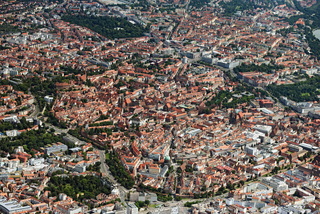 dr__0049213.jpg | NüRNBERG 19.07.2024 Altstadtbereich und Innenstadtzentrum in Nürnberg im Bundesland Bayern, Deutschland. Weiterführende Informationen bei: Stadt Nürnberg. // Old Town area and city center in Nuremberg in the state Bavaria, Germany. Further information at: Stadt Nuernberg. Foto: Daniel Reiter