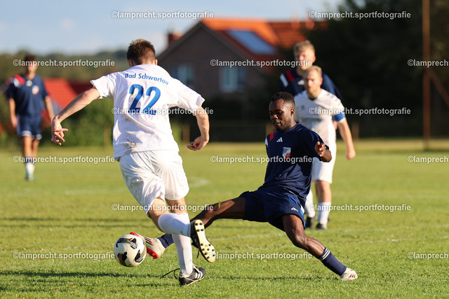 Fußball I Herren I Saison 2025-2026 I Kreisklasse A Süd-Ost I 6. Spieltag I SG Scharbeutz-Pönitz - VfL Bad Schwartau I 13.09.2025.097 | v.l. Sean-Stephan Donau (22, VfL Bad Schwartau), Calisto Muskwe (39, SG Scharbeutz/Pönitz) - Realisiert mit Pictrs.com